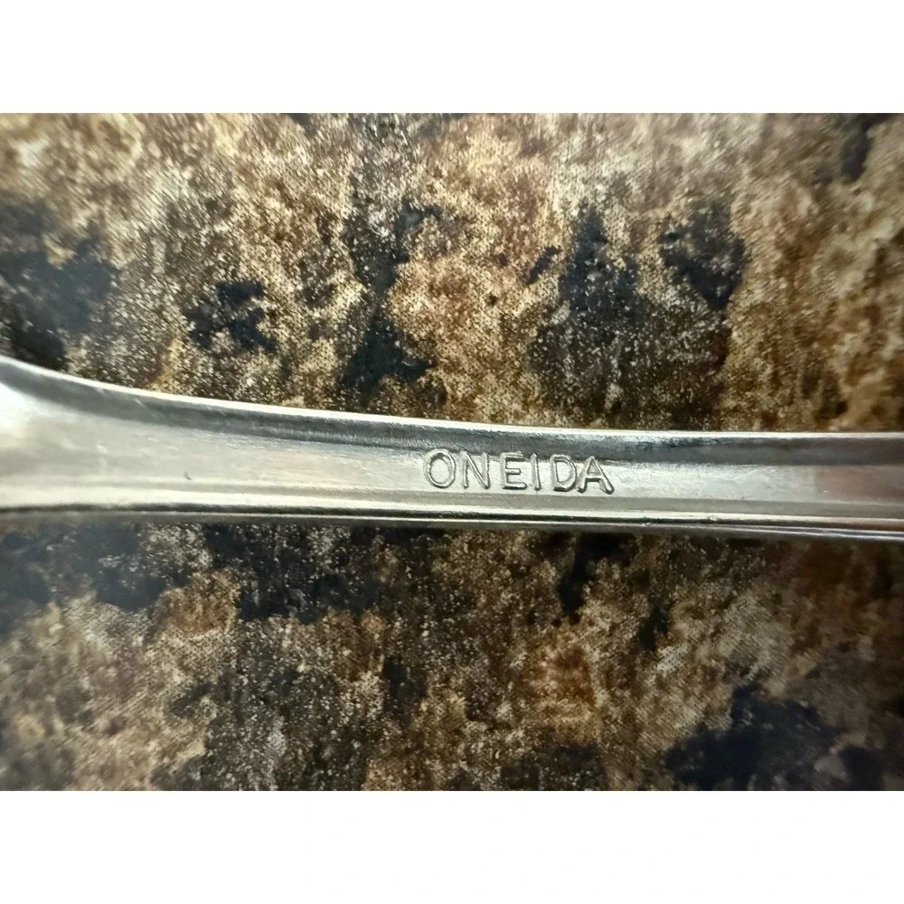 s.s.s. by Oneida Flatware Various Pieces 2 Spoons 1 Fork7 Knives‎